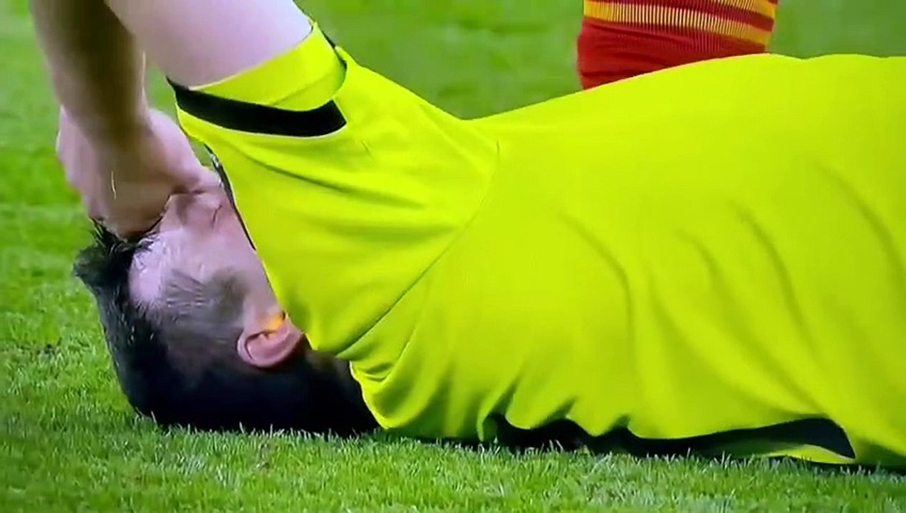 Gareth Bale đánh cùi chỏ Ondrej Kudela