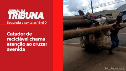 Catador de reciclável chama atenção ao cruzar avenida
