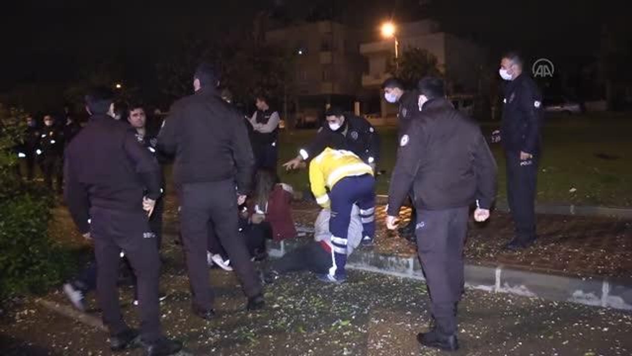 Otomobil kaldırımdaki ağaca çarptı: 4 yaralı