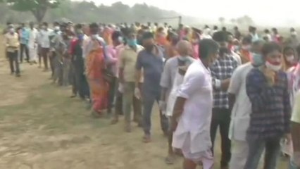 Télécharger la video: Bengal Polls: Voters queue up at Nandigram polling booths