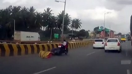 Bebek motosikletin üstünde tek başına kaldı!