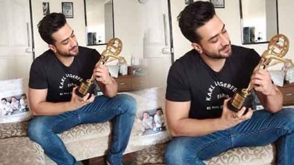 Bigg Boss 14: Jasmin Bhasin ने Aly Goni की Award के साथ Click की Photo, फोटो हुई Viral | FilmiBeat