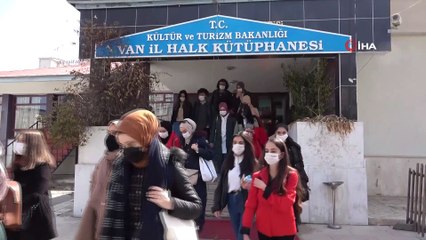 Akdamar Adası’nda kitap okuma etkinliği