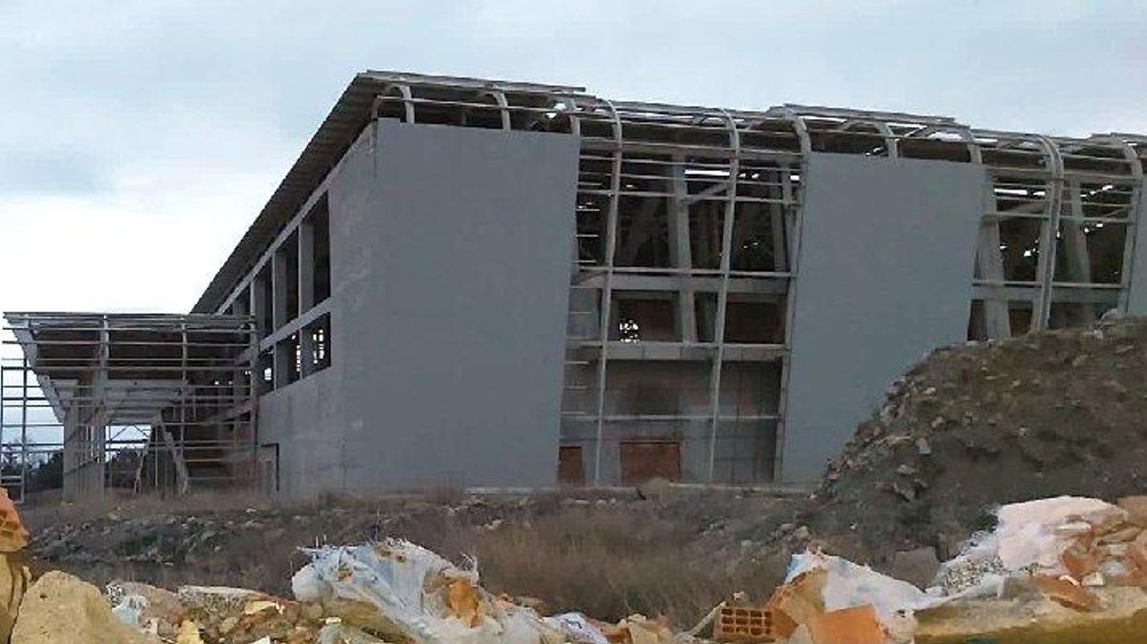 25 milyon liralık kapalı spor salonu harabeye döndü