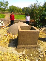 किसान ग्रामीण इलाकों में शासन के अनुदान पर  बायोगैस संयंत्र निर्माण करा रहे हैं