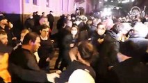 Gürcistan'da Rus gazeteciyi protesto eden göstericilerle polis arasında arbede yaşandı