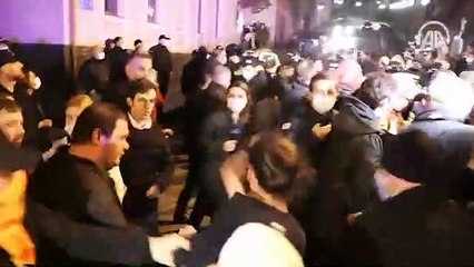 Gürcistan'da Rus gazeteciyi protesto eden göstericilerle polis arasında arbede yaşandı