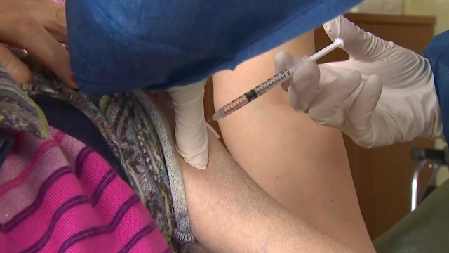 [출연] 오늘부터 75세 이상 백신 접종 시작...이틀 연속 5백 명대 / YTN