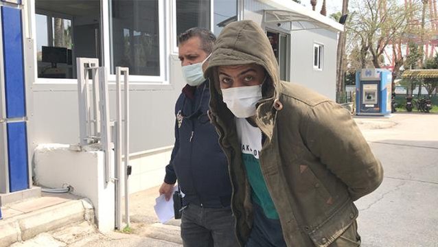 Cadde ortasında bir kadının boynundan kolyesini çalan hırsız, zorla girdiği evde yorgan altında saklanırken yakalandı