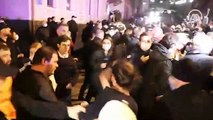 Gürcistan'da Rus gazeteciyi protesto eden göstericilerle polis arasında arbede