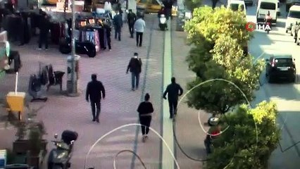 Mersin'de yolda yürüyen kadının boynundan altın kolyeleri çaldığı iddia edilen kişi tutuklandı