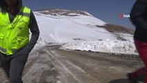 Van'da Nisan ayında karla mücadele... Kar kalınlığı 5-6 metreyi buldu