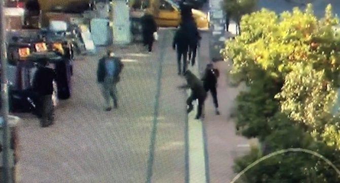Cadde ortasında kadına dehşeti yaşattı