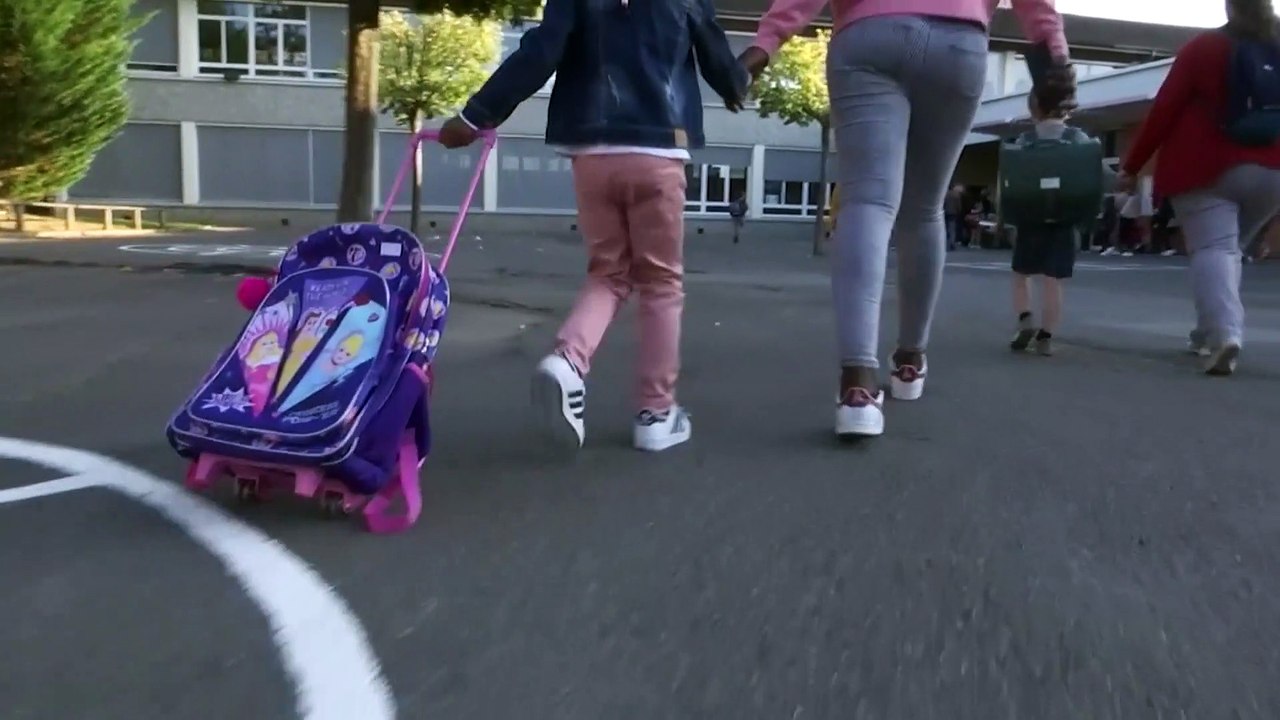 Francia, Macron annuncia blocco di scuole e negozi fino a maggio