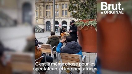 Redouanne Harjane fait du stand-up dans la rue