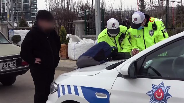 14 yaşında araç kullanan çocuk polis ekiplerine yakalandı, annesi araç çekilmesin diye böyle direndi