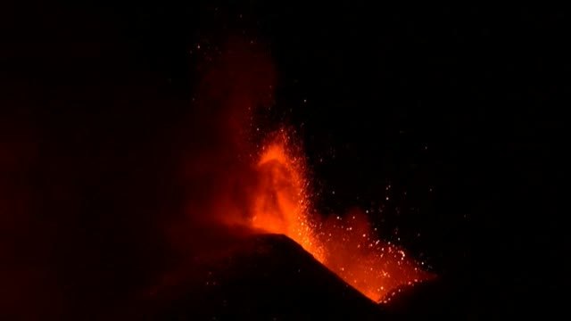 Una nueva erupción del Etna (Italia) provoca pequeñas explosiones y ríos de lava