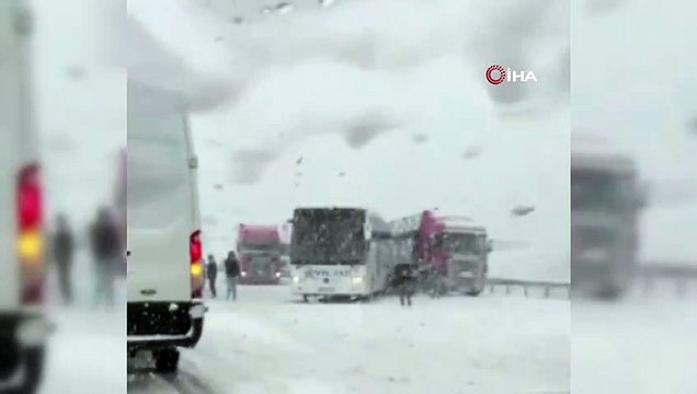 Aniden bastıran kar sürücüleri yolda bıraktı