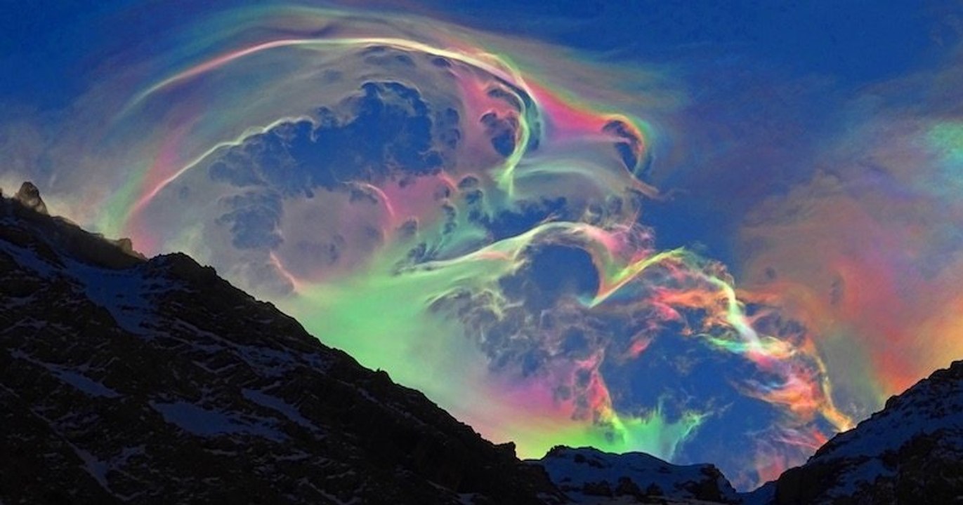 Dans les Pyrénées, il immortalise un sublime nuage iridescent offrant un ciel féérique