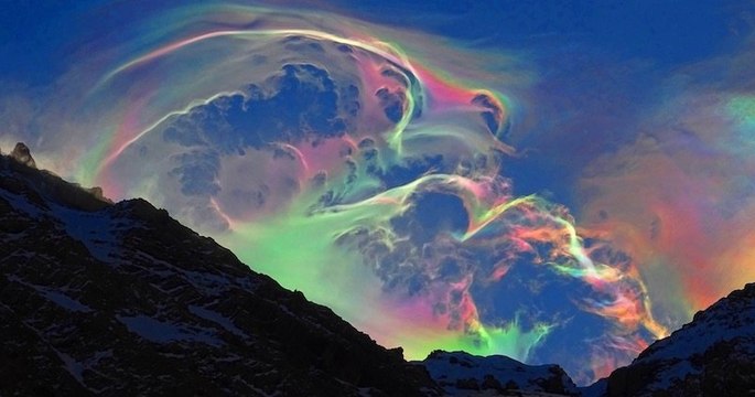 Dans les Pyrénées, il immortalise un sublime nuage iridescent offrant un ciel féérique