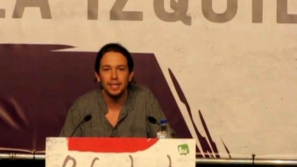 Enrique Santiago da paso a Pablo Iglesias en un acto de Refundando la Izquierda (IU), en 2009
