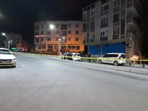 SULTANGAZİ'DE UZUN NAMLULU SİLAHLARLA OTOMOBİLİ KURŞUN YAĞMURUNA TUTTULAR