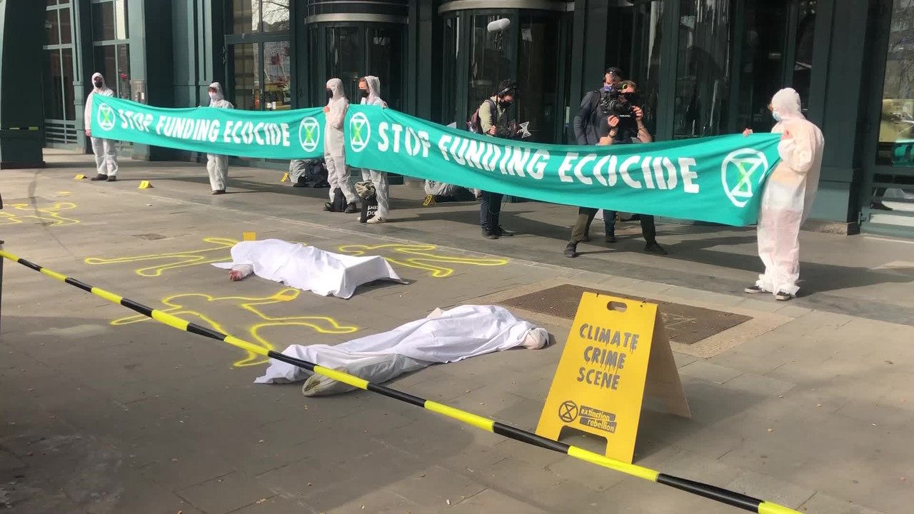 Manifestation d'Extinction Rébellion devant le siège de la KBC à Bruxelles
