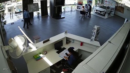 कार लुटेरा सीसीटीवी कैमरे में कैद