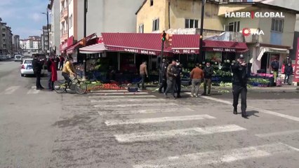 Manavcılar ve pazarcılar arasında arbede kamerada! Meyve ve sebzeler ziyan oldu