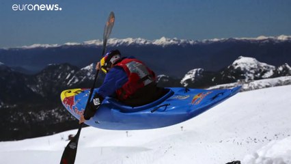 En kayak, du sommet d'un volcan aux rapides d'une rivière