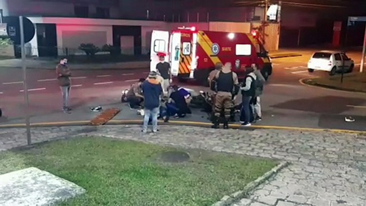 Motociclista fica entre a vida e a morte após se envolver em grave colisão no Bairro Parolin, em Curitiba