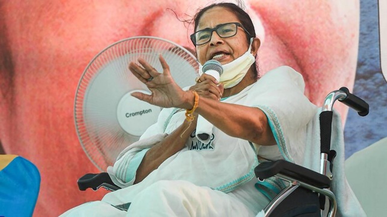 West Bengal polls | Mamata Banerjee accuses EC of favouring BJP