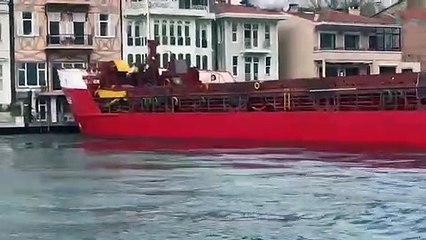 İstanbul Boğazı'nda arızalanan yük gemisi yalılara çarpmak üzereyken kurtarıldı - 2