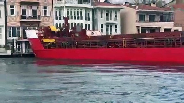 İstanbul Boğazı'nda arızalanan yük gemisi yalılara çarpmak üzereyken kurtarıldı - 2
