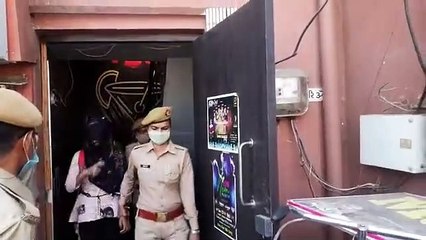 पुलिस ने भारी पुलिस फोर्स के साथ हुक्का बारों में की छापेमारी