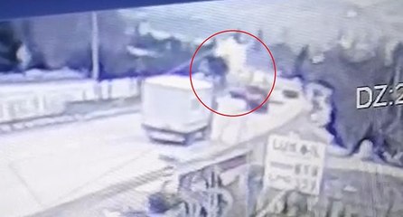 Feci kaza: Karşı şeride havalandı, lüks otomobilin üstüne düştü