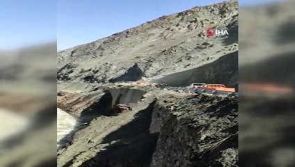 Heyelanın kapattığı yol kontrollü ulaşıma açıldı