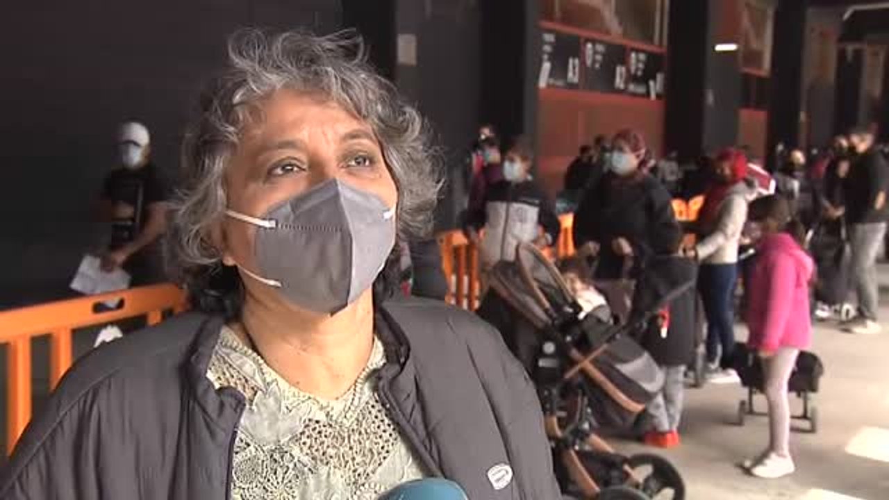 Reparto de comida para alimentar a los menores durante las vacaciones