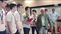 Avrupa üçüncüsü genç basketbolcular çiçeklerle karşılandı