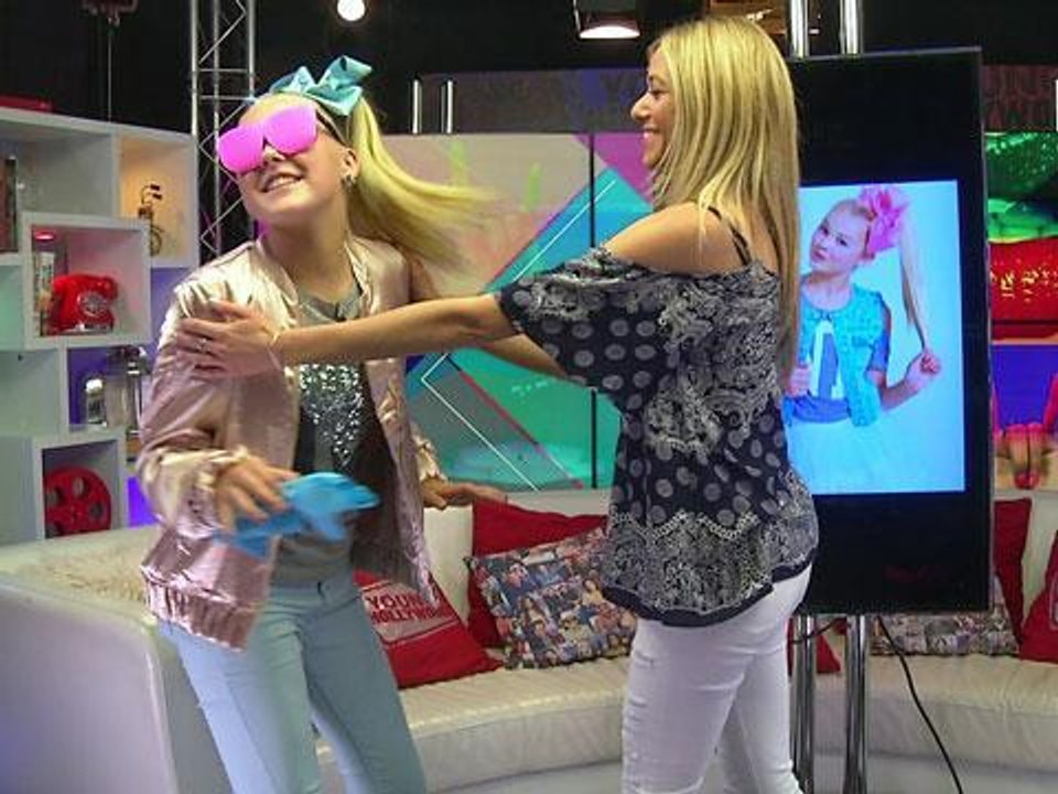 JoJo Siwa Plays Pin the Bow on the JoJo