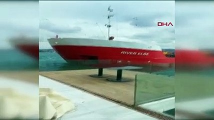 Boğaz'da sürüklenen geminin kıyıya en yakın olduğu anlarda çekilen görüntüler ortaya çıktı
