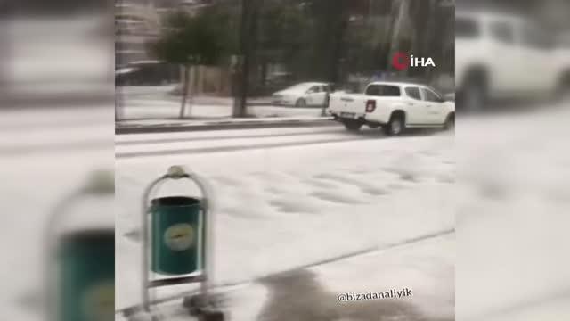 Adana'da dolu ilçeyi beyaza bürüdü