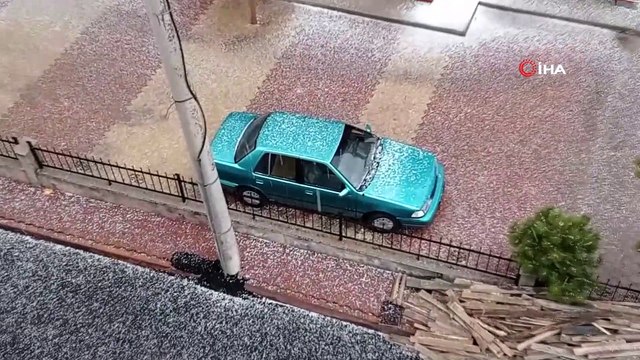 Gök gürültüsüyle birlikte yağan dolu, kısa sürede şehri beyaza bürüdü