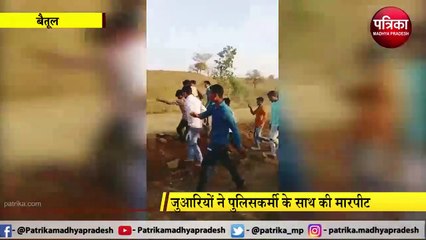 video story : मेले में भीड़ ने पुलिसकर्मी को पीटा, वीडियो वायरल
