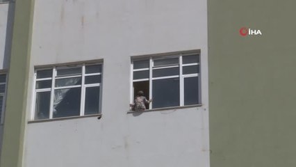 Son dakika! Hastanenin 8. katında cama çıkan kızı ekipler ikna etmeye çalıştı, vatandaşlar film gibi izleyip görüntü kaydetti