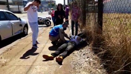 Jovem fica ferido em colisão entre carro e moto na Rua Rio da Paz