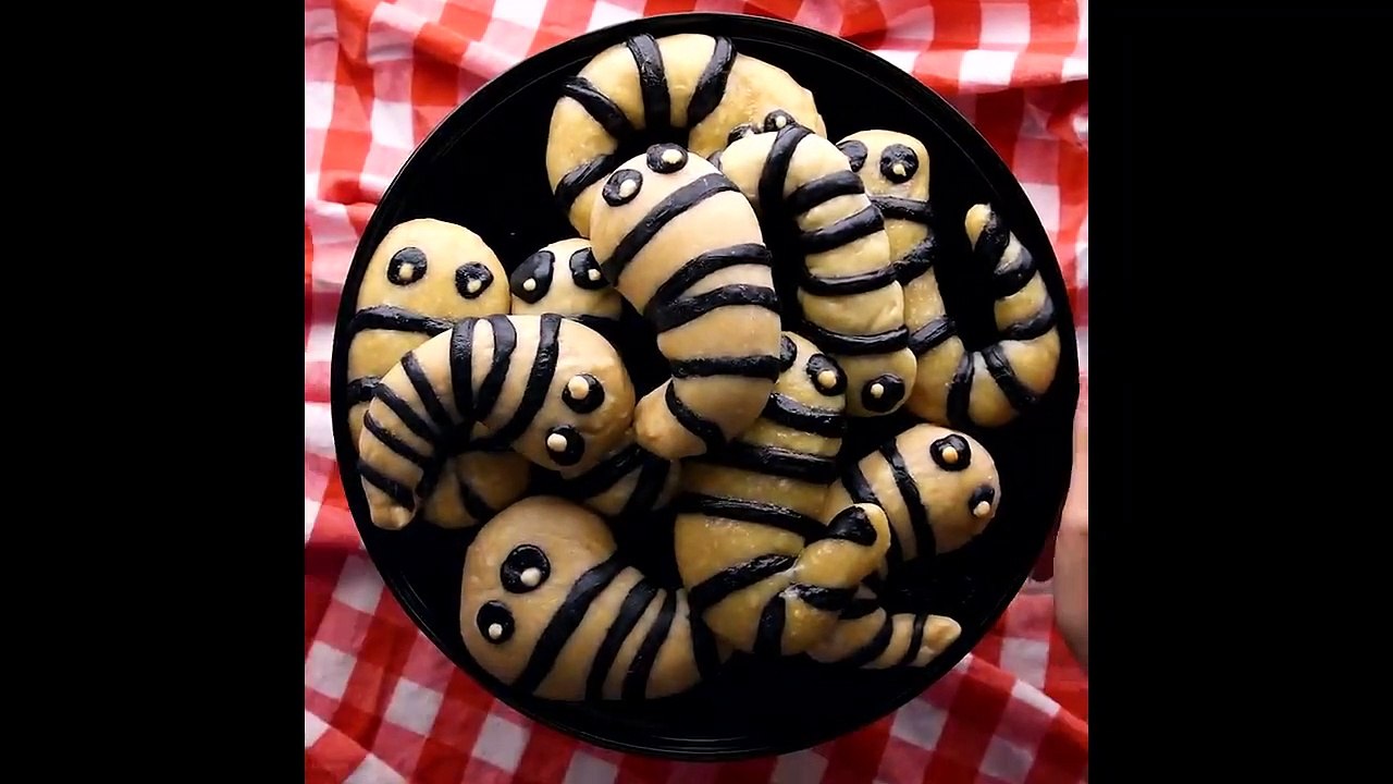 Be The Ghostess With The Mostess With These Halloween Treats! Spooky Halloween Desserts By So Yummy