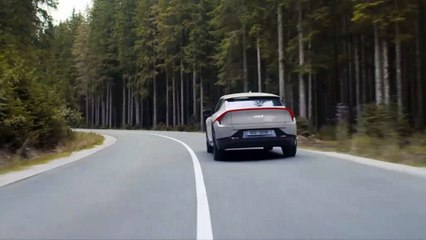 Le crossover électrique Kia EV6 adopte un design avant-gardiste distinctif