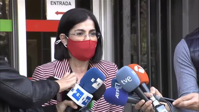 Darias mantiene el objetivo de que en verano el 70% de los españoles estarán vacunados: Está al alcance de la mano