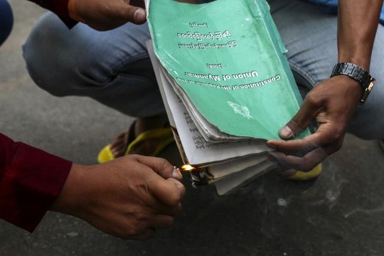 - Myanmar'da darbe karşıtları ordunun hazırladığı 2008 anayasasını yaktı- Cunta karşıtı siyasetçiler: 2008 anayasasını tanımıyoruz